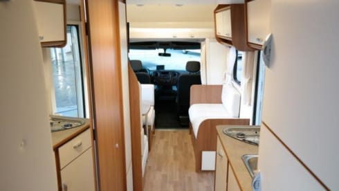 G-type – Luxury family 4-6 p camper, km-free, 2 x air conditioning, TV screen