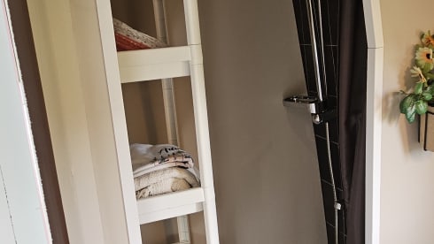 Avonturenbus – Cozy, fresh camper van, self-sufficient.