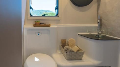 Family – Brand new 7-person alcove camper with bunk beds
