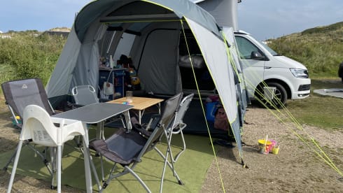 5p. In zeer goede staat; met diverse kampeeruitrusting indien nodig – 5p VW California Beach campervan from 2019