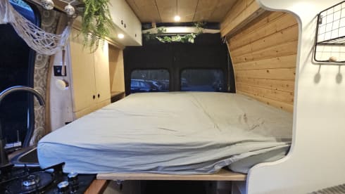 Eli – Extra tall off-grid camper with outdoor shower