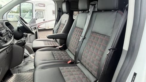 Maisie – ⭐️Luxury off grid Ford campervan⭐️