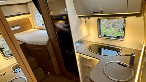 Automaat – 5p luxury camper with separate bed & electric lifting bed