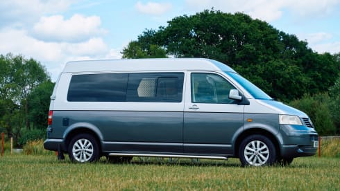 Mellow Yellow – Luxe VW T5 Camper met Groot Bed & Luxe Zwart en Geel Interieur