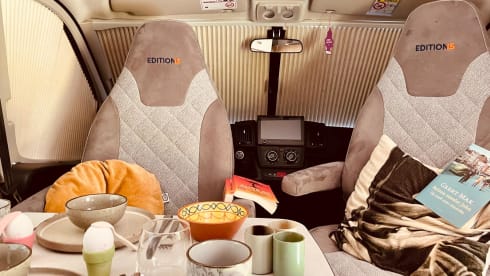 Comfort 5.9 – Carado Semi-Integral 2-4 persons Compact