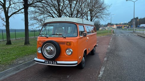 Orange  – Hip Orange retro Volkswagen T-2 Camper