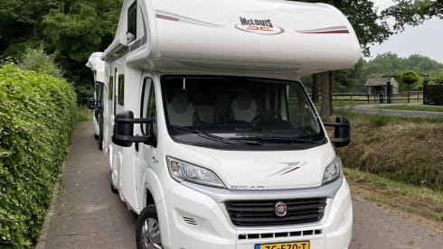 Beautiful, spacious and luxurious camper with awning and air conditioning for the whole family (6 pers
