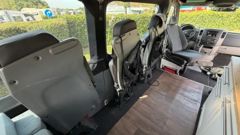 De Avonturierbus 🚐 – Zweisitziger Mercedes-Benz Bus aus dem Jahr 2010