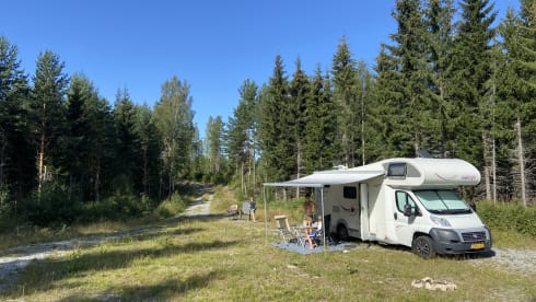 Beautiful 6-person camper, fully equipped, dogs allowed