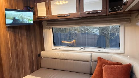Charlie  –  Charlie Luxurious and modern 5 berth Roller Team