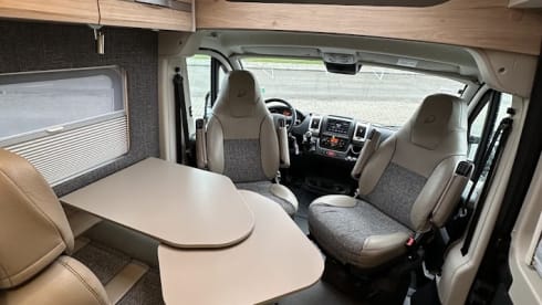 ROTS – Dethleffs Globetrail 640 | 3 person bus camper
