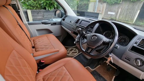 Tommie – 4 person VW, near Airport & major motorways! LWB, PopTop roof + loads more!