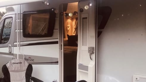 Pearl –  Essex based,4 berth luxury for your Summer/Autumn break.Insurance included