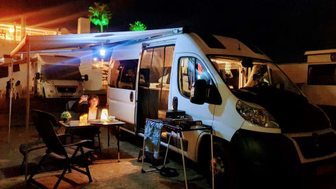 QPO "Zo wijd de wereld strekt"        " – Reliable and well-maintained bus camper.
