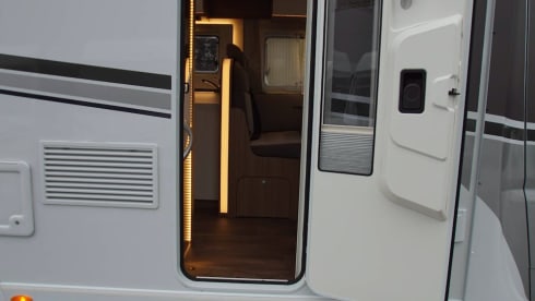 Wille – Automatic, Hymer Carado 4 person family camper, long beds! 