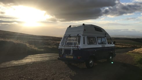 Blue – Volkswagen Wohnmobil mit 4 Schlafplätzen aus dem Jahr 1986