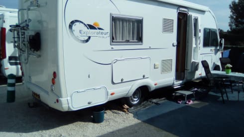 Pilote Explorateur 713 – Spacious and neat 4 person camper with 2 single beds and a 2-person pull-down bed.