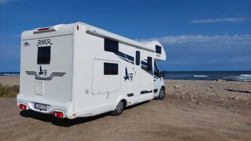 spacious 6 person family camper