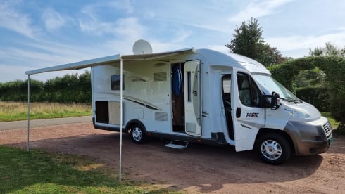 Fully equipped neat Pilote camper semi-integrated