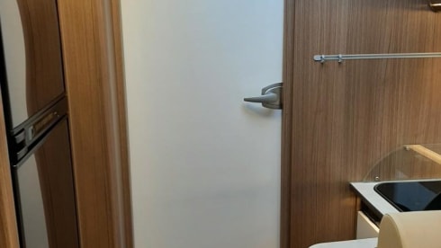 Enjoy Life – Luxury motorhome single beds + pull-down bed Carado T447