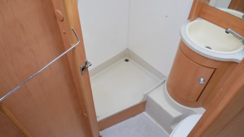 Hymer Alcove Sleeps 5, Seats 5!!