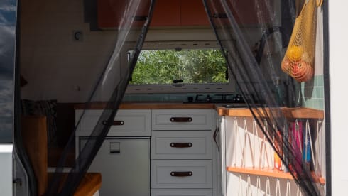 De Bus  – From 2 Share (literally)