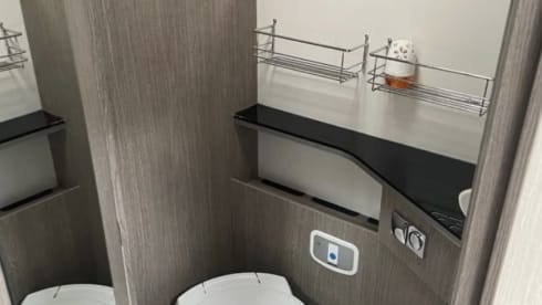 ⭐️⭐️⭐️ 2 person semi-integrated camper queen bed ⭐️⭐️⭐️ 