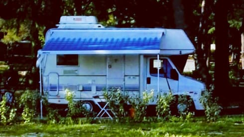 Robert 💕 – Cozy camper for 4 people. with engine block from 2014!