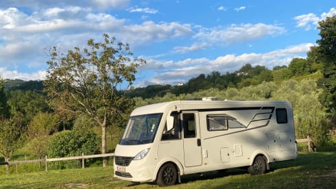 Very nice 4-6p Hymer integrated from 2021