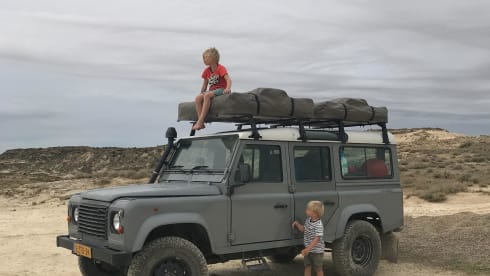 110 grijs – Land Rover Defender 110 with roof tent