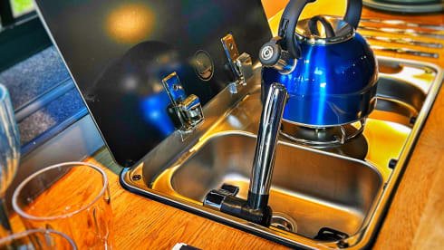 Becky – Ford Transit Custom Campervan 4 Beth 