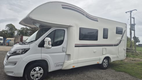 Siena – Giottiline-Halbintegriertes 4-Bett-Boot ab 2022