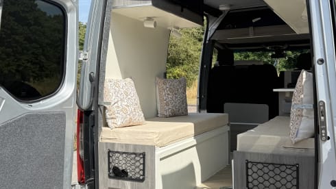 The North Mate – 3-persoons Mercedes-Benz campervan uit 2019