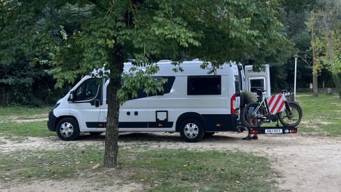 Gloednieuwe compleet uitgeruste off-grid buscamper met lengtebedden