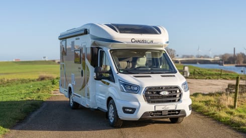 Chausson 3 – beautiful family camper, 5 persons with automatic transmission, built in 2024