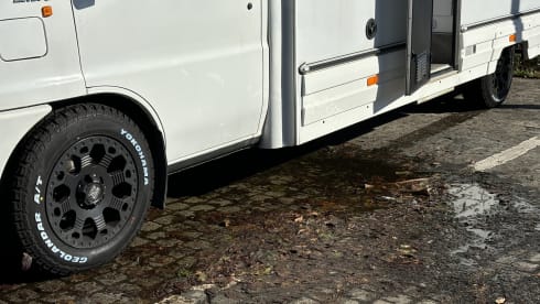 Kit – Fully loaded low mileage all-terrain motorhome