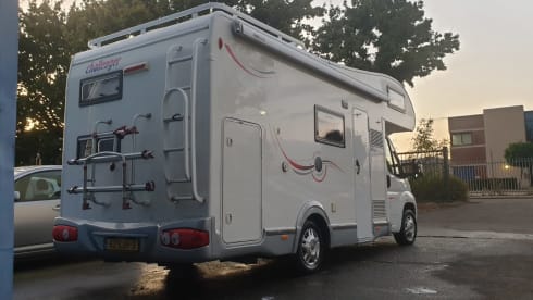 Beautiful 6 pers. + 2 * air conditioning Challenger Alcove motorhome