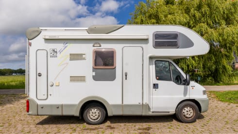 Knaussie – Wonderful compact alcove camper with 4 sleeping places