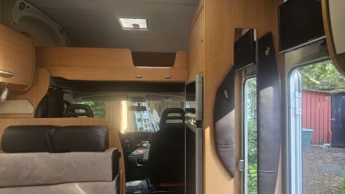 Adventurous and mega comfort with this 6-person Challenger alcove from 2012