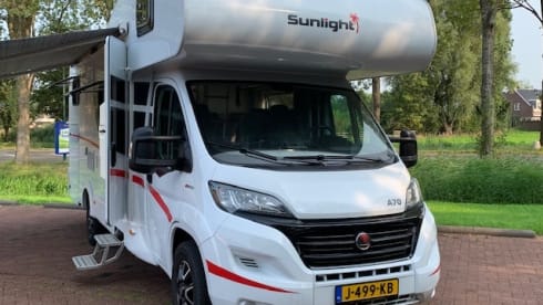 Sunny – Sunlight A70 alcove 6 person Automatic 150 HP built in 2018