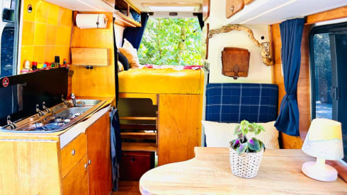 Gustav 🚐🏕️ – Vintage off-grid Sprinter campervan