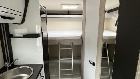 6p McLouis Glamys 320 alkoof bj 2024