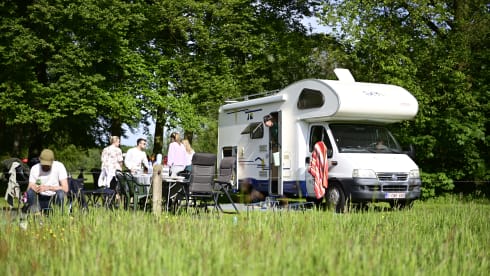 Ons Suzy – 6p Elnagh alcove family camper
