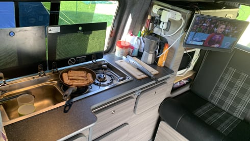 Hercules  – Gloucestershire, 4 berth VW campervan 2015 (TV, microwave & awning)