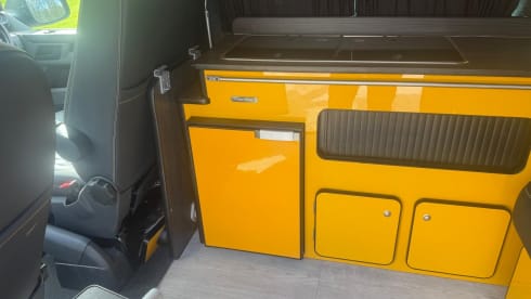 Yellow mellow  – Camper Volkswagen a 4 posti letto, modello 2021