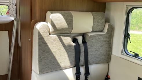 Koos – Cozy 5p alcove camper from 2015