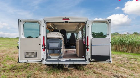 Stoere Duco – Reliable Hymer Sydney urban camper, comfortable, complete inventory
