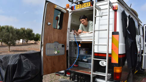 Barry – Unique off-grid oldtimer Mercedes 508 camper