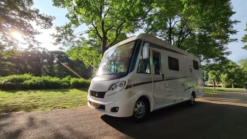 Birdy – Geweldige camper met 4 vaste bedden voor familie of events - XL garage