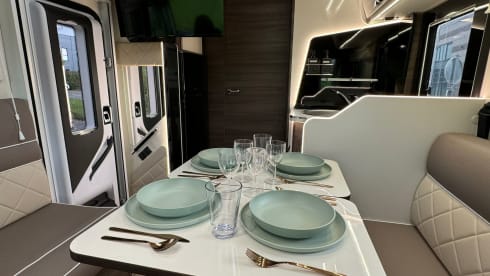 Mobilynn – Splinternieuwe McLouis Carat integraal 870 (4p)